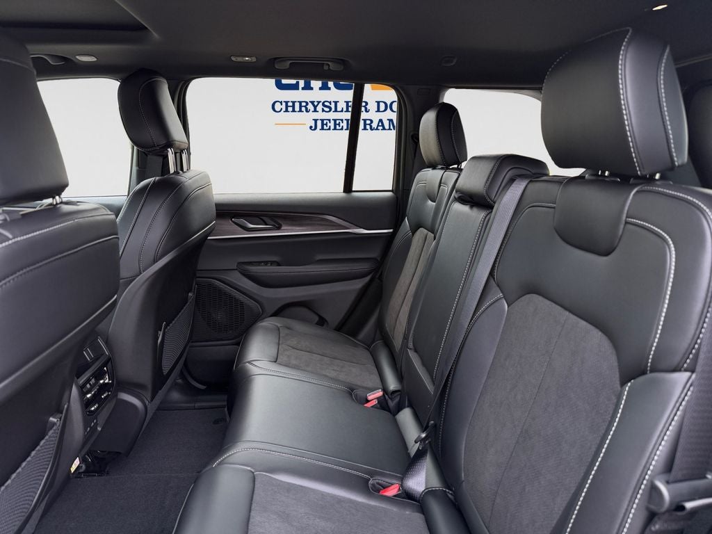 2027 Jeep Grand Cherokee Laredo Altitude