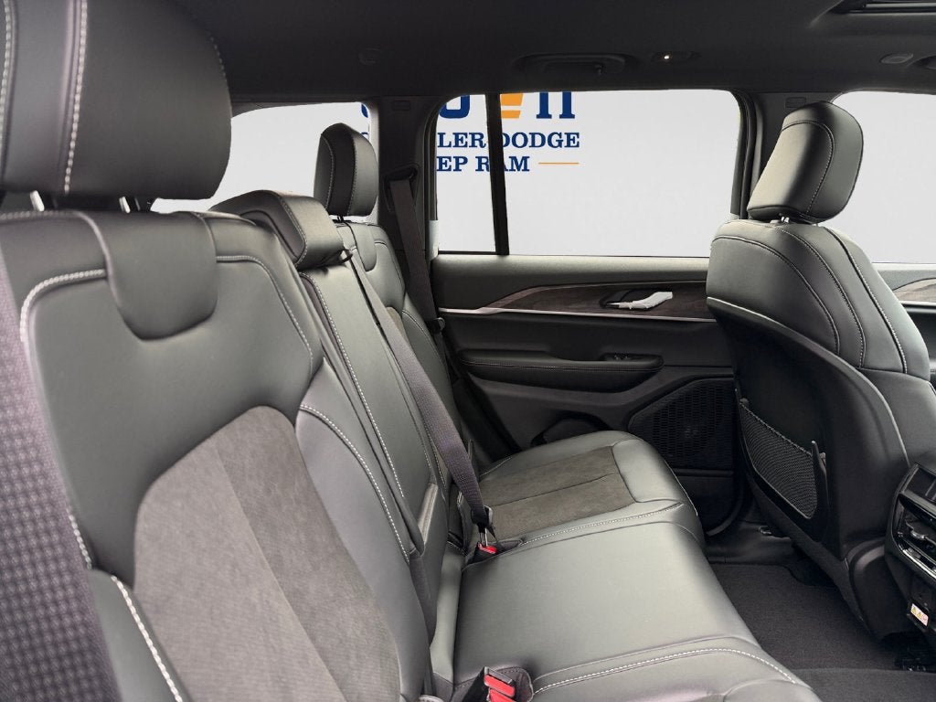 2027 Jeep Grand Cherokee Laredo Altitude
