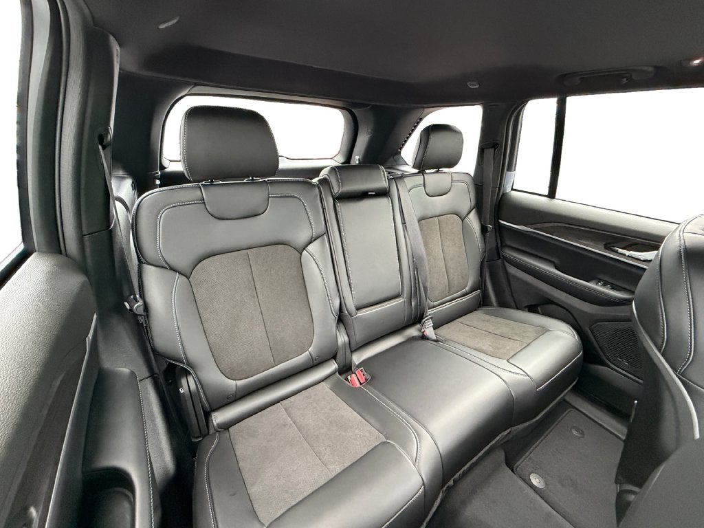 2027 Jeep Grand Cherokee Laredo Altitude