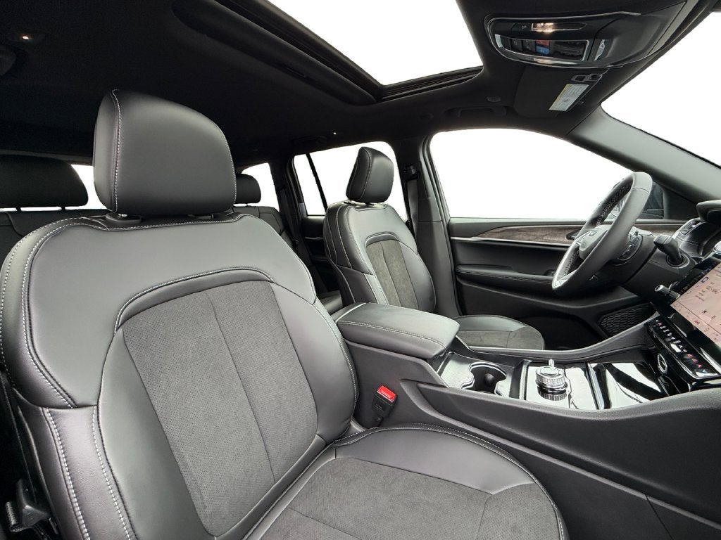 2027 Jeep Grand Cherokee Laredo Altitude