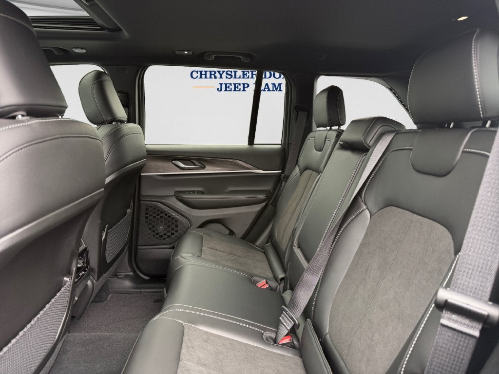 2027 Jeep Grand Cherokee Laredo Altitude