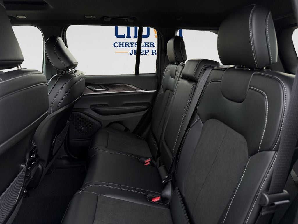 2027 Jeep Grand Cherokee Laredo Altitude