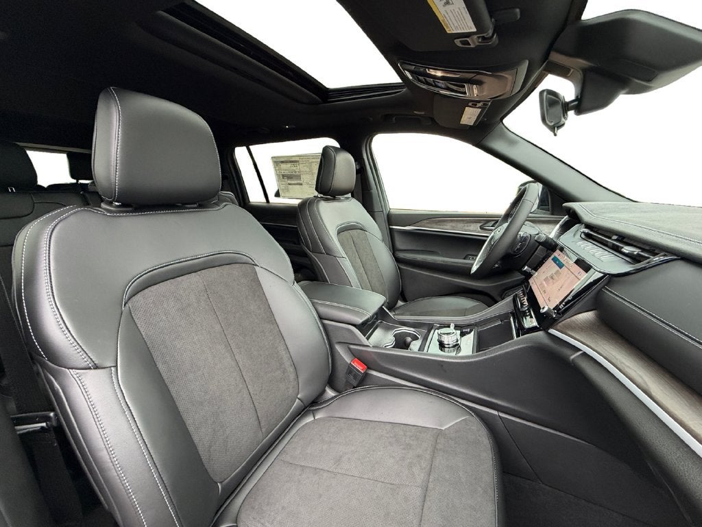 2027 Jeep Grand Cherokee L Laredo Altitude
