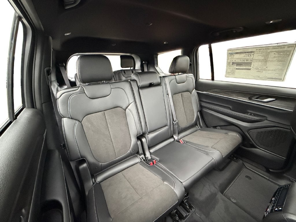 2027 Jeep Grand Cherokee L Laredo Altitude