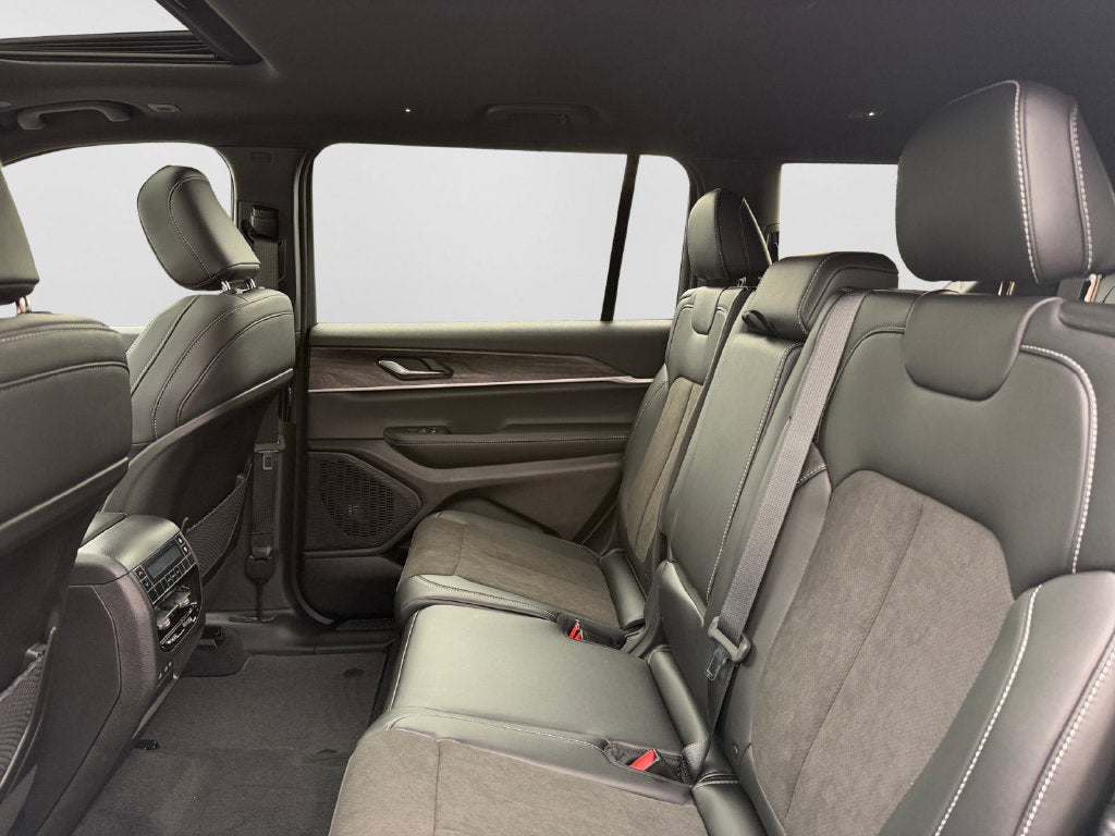 2027 Jeep Grand Cherokee L Laredo Altitude