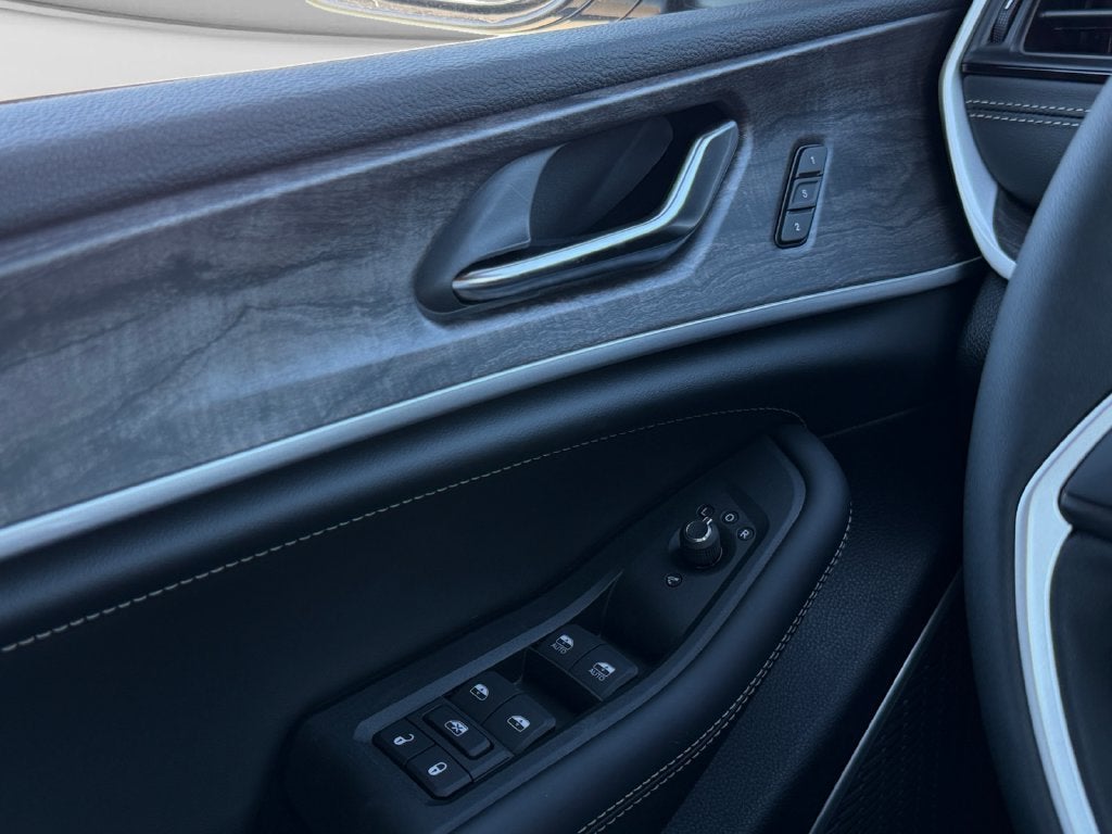 2027 Jeep Grand Cherokee L Limited Reserve