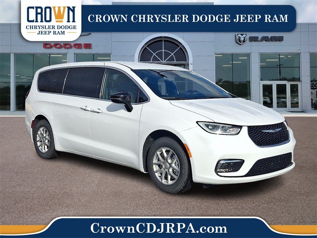 2026 Chrysler Pacifica Select's photo