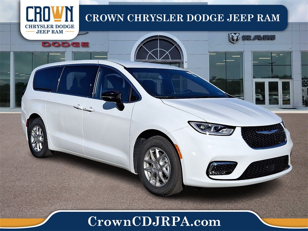 2026 Chrysler Pacifica Select's photo